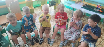 Сегодня ребята младшей группы с удовольствием выполнили несколько пальчиковых гимнастик Сегодня ребята младшей группы с удовольствием выполнили несколько пальчиковых гимнастик.
