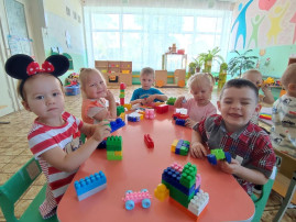 Ребята разновозрастной группы увлекательно играют в "ЛЕГО" Ребята разновозрастной группы увлекательно играют в "ЛЕГО".