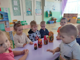 Ребята разновозрастной группы познакомились с русской народной игрушкой Ребята разновозрастной группы познакомились с русской народной игрушкой.